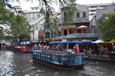 San Antonio, Tx - Eki 14: Riverboat Üzerinde Riverboat San Antonio, Teksas, 14 Ekim 2018 tarihinde görüldüğü gibi. Bu san Antonio Nehri kıyısında yürüyüş yolları bir şehir parkı ve ağ, sokakların altında bir hikaye.