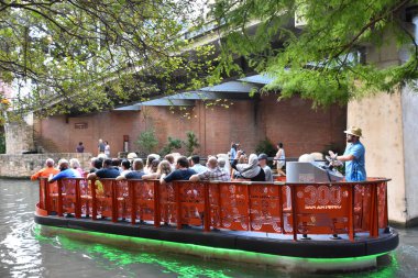 San Antonio, Tx - Eki 14: Riverboat Üzerinde Riverboat San Antonio, Teksas, 14 Ekim 2018 tarihinde görüldüğü gibi. Bu san Antonio Nehri kıyısında yürüyüş yolları bir şehir parkı ve ağ, sokakların altında bir hikaye.