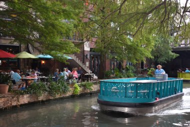 San Antonio, Tx - Eki 14: Riverboat Üzerinde Riverboat San Antonio, Teksas, 14 Ekim 2018 tarihinde görüldüğü gibi. Bu san Antonio Nehri kıyısında yürüyüş yolları bir şehir parkı ve ağ, sokakların altında bir hikaye.
