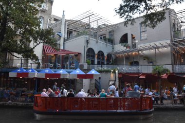 San Antonio, Tx - Eki 14: Riverboat Üzerinde Riverboat San Antonio, Teksas, 14 Ekim 2018 tarihinde görüldüğü gibi. Bu san Antonio Nehri kıyısında yürüyüş yolları bir şehir parkı ve ağ, sokakların altında bir hikaye.