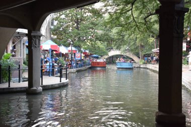 San Antonio, Tx - Eki 14: Riverboat Üzerinde Riverboat San Antonio, Teksas, 14 Ekim 2018 tarihinde görüldüğü gibi. Bu san Antonio Nehri kıyısında yürüyüş yolları bir şehir parkı ve ağ, sokakların altında bir hikaye.