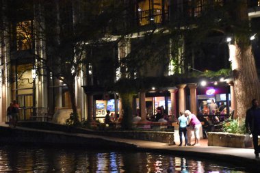 San Antonio, Tx - Eki 14: Riverwalk San Antonio, Teksas, 14 Ekim 2018 tarihinde görüldüğü gibi. Bu san Antonio Nehri kıyısında yürüyüş yolları bir şehir parkı ve ağ, sokakların altında bir hikaye.
