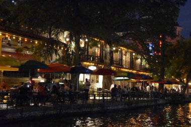 San Antonio, Tx - Eki 14: Riverwalk San Antonio, Teksas, 14 Ekim 2018 tarihinde görüldüğü gibi. Bu san Antonio Nehri kıyısında yürüyüş yolları bir şehir parkı ve ağ, sokakların altında bir hikaye.