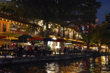 San Antonio, Tx - Eki 14: Riverwalk San Antonio, Teksas, 14 Ekim 2018 tarihinde görüldüğü gibi. Bu san Antonio Nehri kıyısında yürüyüş yolları bir şehir parkı ve ağ, sokakların altında bir hikaye.