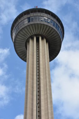 San Antonio, Tx - Eki 14: Tower of the Americas in San Antonio, Teksas, 14 Ekim 2018 tarihinde görüldüğü gibi. Kule San Antonio mimar O'Neil Ford tarafından tasarlanmış ve tema yapısı olarak inşa edilmiştir 1968 Dünya Fuarı, Hemisfair '68.