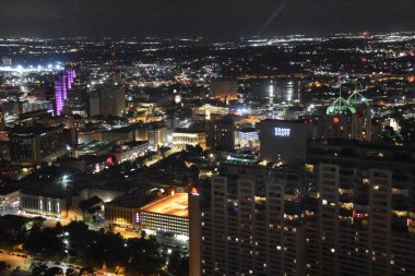 San Antonio, Tx - Eki 14: 14 Ekim 2018 tarihinde görüldüğü gibi San Antonio, Teksas'taki Amerika Kulesi'nden manzara. Kule San Antonio mimar O'Neil Ford tarafından tasarlanmış ve tema yapısı olarak inşa edilmiştir 1968 Dünya Fuarı, Hemisfair '68.