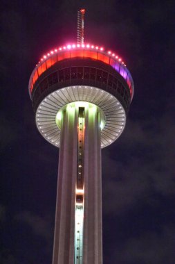 San Antonio, Teksas - Eki 14: Tower of the Americas in San Antonio, Texas, 14 Ekim 2018 tarihinde görüldüğü gibi.Kule San Antonio mimar O'Neil Ford tarafından tasarlanmış ve 1968 Dünya Fuarı, Hemisfair '68 tema yapısı olarak inşa edilmiştir.