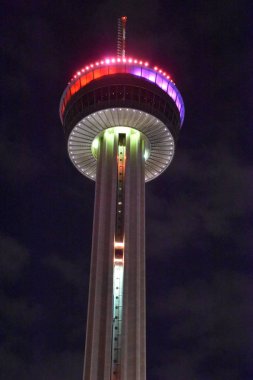 San Antonio, Teksas - Eki 14: Tower of the Americas in San Antonio, Texas, 14 Ekim 2018 tarihinde görüldüğü gibi.Kule San Antonio mimar O'Neil Ford tarafından tasarlanmış ve 1968 Dünya Fuarı, Hemisfair '68 tema yapısı olarak inşa edilmiştir.