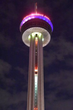 San Antonio, Teksas - Eki 14: Tower of the Americas in San Antonio, Texas, 14 Ekim 2018 tarihinde görüldüğü gibi.Kule San Antonio mimar O'Neil Ford tarafından tasarlanmış ve 1968 Dünya Fuarı, Hemisfair '68 tema yapısı olarak inşa edilmiştir.
