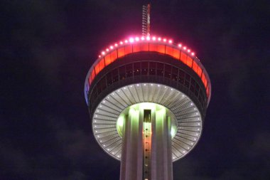 San Antonio, Teksas - Eki 14: Tower of the Americas in San Antonio, Texas, 14 Ekim 2018 tarihinde görüldüğü gibi.Kule San Antonio mimar O'Neil Ford tarafından tasarlanmış ve 1968 Dünya Fuarı, Hemisfair '68 tema yapısı olarak inşa edilmiştir.
