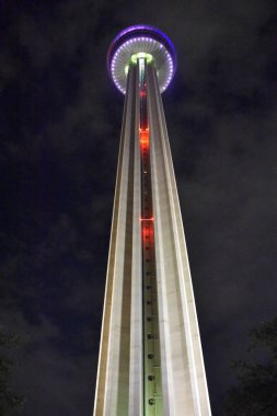 San Antonio, Teksas - Eki 14: Tower of the Americas in San Antonio, Texas, 14 Ekim 2018 tarihinde görüldüğü gibi.Kule San Antonio mimar O'Neil Ford tarafından tasarlanmış ve 1968 Dünya Fuarı, Hemisfair '68 tema yapısı olarak inşa edilmiştir.
