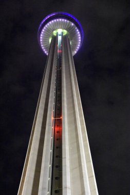 San Antonio, Teksas - Eki 14: Tower of the Americas in San Antonio, Texas, 14 Ekim 2018 tarihinde görüldüğü gibi.Kule San Antonio mimar O'Neil Ford tarafından tasarlanmış ve 1968 Dünya Fuarı, Hemisfair '68 tema yapısı olarak inşa edilmiştir.