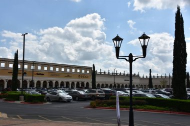 San Antonio, Tx - Eki 14: San Marcos Premium Outlets in Texas, 14 Ekim 2018 tarihinde görüldüğü gibi. Kombine, iki bitişik alışveriş merkezleri 350'den fazla mağaza var ve 1.000.000 sq ft fazla.