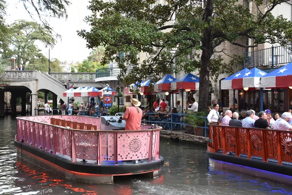San Antonio, Tx - Eki 14: Riverboat Üzerinde Riverboat San Antonio, Teksas, 14 Ekim 2018 tarihinde görüldüğü gibi. Bu san Antonio Nehri kıyısında yürüyüş yolları bir şehir parkı ve ağ, sokakların altında bir hikaye.
