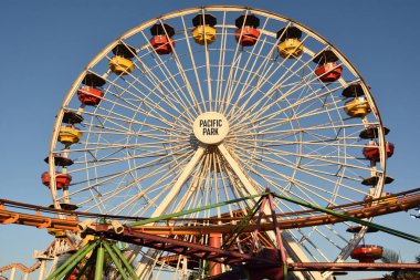 Santa Monica, Ca - Eki 18: Santa Monica iskelede Pasifik Tekerlek, Kaliforniya, görüldüğü gibi Ekim 18, 2018.