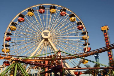 Santa Monica, Ca - Eki 18: Santa Monica iskelede Pasifik Tekerlek, Kaliforniya, görüldüğü gibi Ekim 18, 2018.