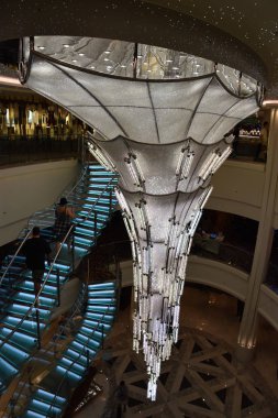 20 Ekim 2018 'de Long Beach, Kaliforniya' ya yanaşan Norveç Bliss yolcu gemisinde kristal avize. Gemi 21 Nisan 2018 'de hizmete girdi..