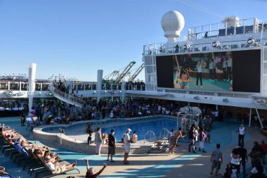 Long Beach - Eki 20: Norveç Bliss yolcu gemisinde havuz güverte, Long Beach uzak yelken, Ekim'de görüldüğü gibi 20, 2018. Gemi 21 Nisan 2018 tarihinde hizmete girdi.
