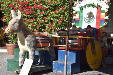 Los Angeles, Kaliforniya - Eki 18: Olvera Street Los Angeles, Kaliforniya, 18 Ekim 2018 tarihinde görüldü. La şehir merkezinde tarihi bir bölge dir ve El Pueblo de Los Angeles Tarihi Anıtı'nın bir parçasıdır..