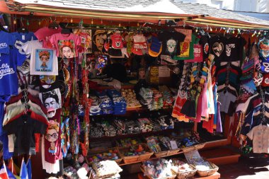 Los Angeles, Kaliforniya - Eki 18: Olvera Street Los Angeles, Kaliforniya, 18 Ekim 2018 tarihinde görüldü. La şehir merkezinde tarihi bir bölge dir ve El Pueblo de Los Angeles Tarihi Anıtı'nın bir parçasıdır..