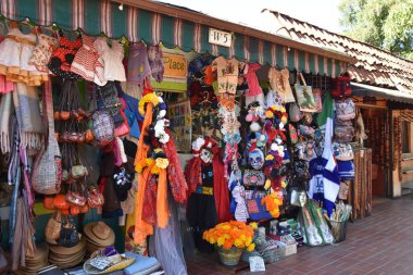 Los Angeles, Kaliforniya - Eki 18: Olvera Street Los Angeles, Kaliforniya, 18 Ekim 2018 tarihinde görüldü. La şehir merkezinde tarihi bir bölge dir ve El Pueblo de Los Angeles Tarihi Anıtı'nın bir parçasıdır..