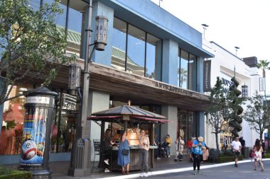 LOS ANGELES, CA - OCT 18: The Grove, 18 Ekim 2018 'de görüldüğü üzere Los Angeles, Kaliforniya' da bir perakende ve eğlence merkezi..