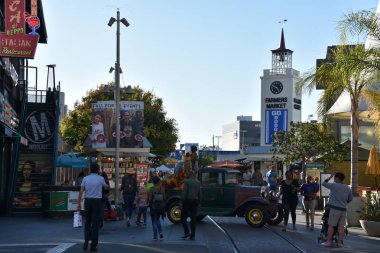LOS ANGELES, CA - OCT 18: The Grove, 18 Ekim 2018 'de görüldüğü üzere Los Angeles, Kaliforniya' da bir perakende ve eğlence merkezi..