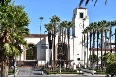 Los Angeles, Kaliforniya - Eki 18: Los Angeles Union Station, Kaliforniya, 18 Ekim 2018 tarihinde görüldüğü gibi. 1939 yılında inşa edilmiş ve hala büyük bir demiryolu merkezi, dükkanlar, lokantalar ve bekleme alanları ile.