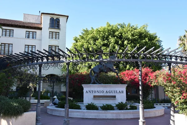 カリフォルニア州ロサンゼルス 10月18日 カリフォルニア州ロサンゼルスのオルベラ通りにあるエル プエブロ ロサンゼルス歴史記念碑のアントニオ アギラー像 2018年10月18日 — ストック写真