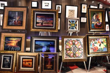 SAN DIEGO, CA - OCT 24: Norveç Bliss yolcu gemisinde sanat açık artırması, 24 Ekim 2018 'de görüldüğü üzere San Diego, Kaliforniya' ya yanaştı. 21 Nisan 2018 'de hizmete girdi..