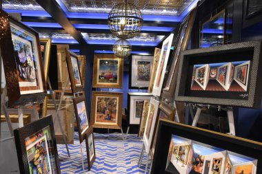 SAN DIEGO, CA - OCT 24: Norveç Bliss yolcu gemisinde sanat açık artırması, 24 Ekim 2018 'de görüldüğü üzere San Diego, Kaliforniya' ya yanaştı. 21 Nisan 2018 'de hizmete girdi..