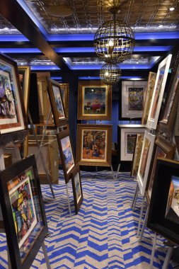 SAN DIEGO, CA - OCT 24: Norveç Bliss yolcu gemisinde sanat açık artırması, 24 Ekim 2018 'de görüldüğü üzere San Diego, Kaliforniya' ya yanaştı. 21 Nisan 2018 'de hizmete girdi..