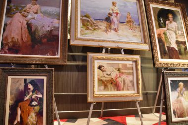 SAN DIEGO, CA - OCT 24: Norveç Bliss yolcu gemisinde sanat açık artırması, 24 Ekim 2018 'de görüldüğü üzere San Diego, Kaliforniya' ya yanaştı. 21 Nisan 2018 'de hizmete girdi..