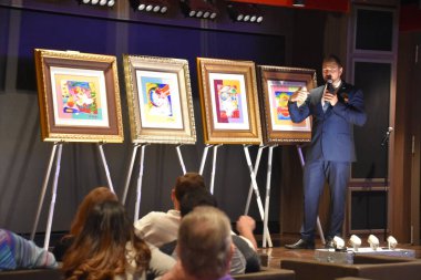 SAN DIEGO, CA - OCT 24: Norveç Bliss yolcu gemisinde sanat açık artırması, 24 Ekim 2018 'de görüldüğü üzere San Diego, Kaliforniya' ya yanaştı. 21 Nisan 2018 'de hizmete girdi..