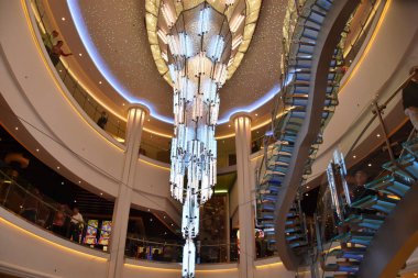 20 Ekim 2018 'de Long Beach, Kaliforniya' ya yanaşan Norveç Bliss yolcu gemisinde kristal avize. Gemi 21 Nisan 2018 'de hizmete girdi..