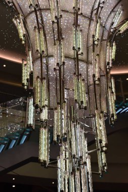 20 Ekim 2018 'de Long Beach, Kaliforniya' ya yanaşan Norveç Bliss yolcu gemisinde kristal avize. Gemi 21 Nisan 2018 'de hizmete girdi..