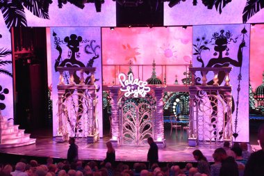 SAN DIEGO, CA - OCT 24: 24 Ekim 2018 'de görüldüğü üzere San Diego, Kaliforniya' ya demirli Norveç Bliss yolcu gemisindeki Havana gösterisi. 21 Nisan 2018 'de hizmete girdi..