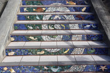 San Francisco, California - 22 Ekim: 16 Avenue döşeli adımları San Francisco, California, 22 Ekim 2018 üzerinde görüldüğü gibi. Golden Gate 163 adım merdiven ile mozaik çini süslemeleri Heights bir toplum projesi yapıldı..