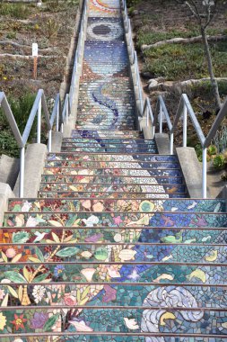 San Francisco, California - 22 Ekim: 16 Avenue döşeli adımları San Francisco, California, 22 Ekim 2018 üzerinde görüldüğü gibi. Golden Gate 163 adım merdiven ile mozaik çini süslemeleri Heights bir toplum projesi yapıldı..