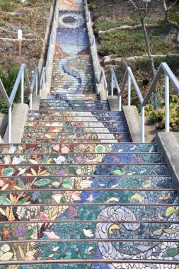 San Francisco, California - 22 Ekim: 16 Avenue döşeli adımları San Francisco, California, 22 Ekim 2018 üzerinde görüldüğü gibi. Golden Gate 163 adım merdiven ile mozaik çini süslemeleri Heights bir toplum projesi yapıldı..