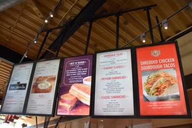 SAN FRANCISCO, CALIFORNIA - 22 Ekim 2018 'de görüldüğü gibi San Francisco, Kaliforniya' daki Boudin Pastanesi. 1849 'da Burgundy, Fransa' dan usta fırıncıların oğlu Isidore Boudin tarafından kuruldu..