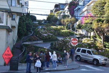 SAN FRANCISCO, CA - 22 Ekim 2018 'de görüldüğü gibi San Francisco, Kaliforniya' daki Lombard Caddesi. Dik virajlı, sekiz virajlı bir blok bölümüyle meşhurdur..