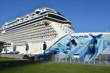 San Francisco, California - 22 Ekim: San Francisco, California, 22 Ekim 2018 üzerinde görüldüğü gibi demirledi Norveç Bliss gemisi. 21 Nisan 2018 hizmete girdi ve olduğunu bir çok düzeyli yarış dahil etmek için ilk cruise gemi izlemek bir parçası olarak, 