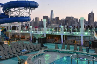 San Francisco, California - Eki 22: Norveç Bliss yolcu gemisinde havuz güverte, San Francisco uzak yelken, Kaliforniya, Ekim'de görüldüğü gibi 22, 2018. Gemi 21 Nisan 2018 tarihinde hizmete girdi.