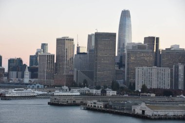 San Francisco, California - Eki 22: 22 Ekim 2018 tarihinde görüldüğü gibi, San Francisco, Kaliforniya'dan uzaklara yelken leyen Norveç Bliss yolcu gemisinden görünüm. Gemi 21 Nisan 2018 tarihinde hizmete girdi.