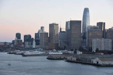 San Francisco, California - Eki 22: 22 Ekim 2018 tarihinde görüldüğü gibi, San Francisco, Kaliforniya'dan uzaklara yelken leyen Norveç Bliss yolcu gemisinden görünüm. Gemi 21 Nisan 2018 tarihinde hizmete girdi.