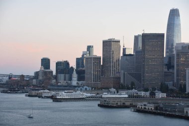 San Francisco, California - Eki 22: 22 Ekim 2018 tarihinde görüldüğü gibi, San Francisco, Kaliforniya'dan uzaklara yelken leyen Norveç Bliss yolcu gemisinden görünüm. Gemi 21 Nisan 2018 tarihinde hizmete girdi.