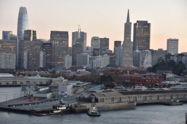 San Francisco, California - Eki 22: 22 Ekim 2018 tarihinde görüldüğü gibi, San Francisco, Kaliforniya'dan uzaklara yelken leyen Norveç Bliss yolcu gemisinden görünüm. Gemi 21 Nisan 2018 tarihinde hizmete girdi.