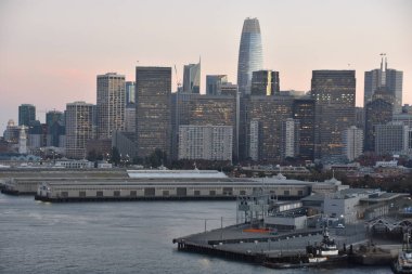 San Francisco, California - Eki 22: 22 Ekim 2018 tarihinde görüldüğü gibi, San Francisco, Kaliforniya'dan uzaklara yelken leyen Norveç Bliss yolcu gemisinden görünüm. Gemi 21 Nisan 2018 tarihinde hizmete girdi.
