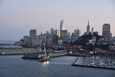 San Francisco, California - Eki 22: 22 Ekim 2018 tarihinde görüldüğü gibi, San Francisco, Kaliforniya'dan uzaklara yelken leyen Norveç Bliss yolcu gemisinden görünüm. Gemi 21 Nisan 2018 tarihinde hizmete girdi.